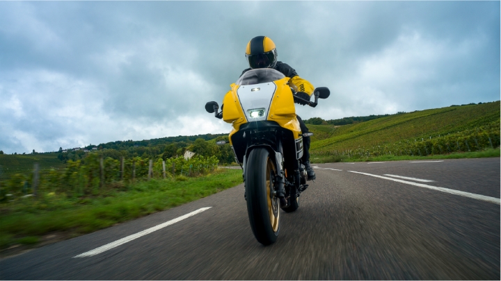 '전설의 레이싱 컬러를 입다, 2026 XSR900 GP 신규 'Legend Yellow' 출시'